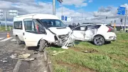 Diyarbakır'da Öğrenci Servisi ile Otomobil Çarpıştı: 13 Kişi Yaralandı