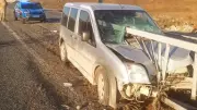 Elazığ'da Korkunç Kazada Hafif Ticari Araç Bariyere Saplandı: 2 Yaralı