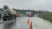 Eyüpsultan'da Yağmurda Boş Servis Aracı Su Dolu Kanala Düştü
