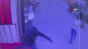 Fatih'te Silahlı Soygun Girişimi: Hırsız Güvenlik Kamerasına Yakalandı