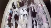 Hatay'da AVM'de Çocuğunun Yanında Hırsızlık Yapan Kadın Kameralara Yakalandı