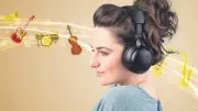 Kulaklıkla Yüksek Sesle Müzik Dinlemek İşitme Kaybına Yol Açıyor