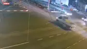 Malatya'da Korkunç Kaza Anı Kameralara Yansıdı: Kamyonet Devrildi, 1 Yaralı
