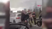 İstanbul Ümraniye'de Trafik Kavgası Tekmeli Yumruklu Dövüşe Dönüştü