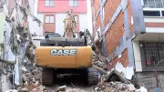 İstanbul'da Yıkım Faciası: İş Makinesi Bitişik Apartmanın Duvarını Yıktı