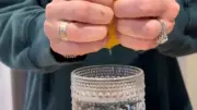 Yıllardır Yanlış Yapıyormuşuz! İşte Limonu Sıkmanın En Pratik Yöntemi