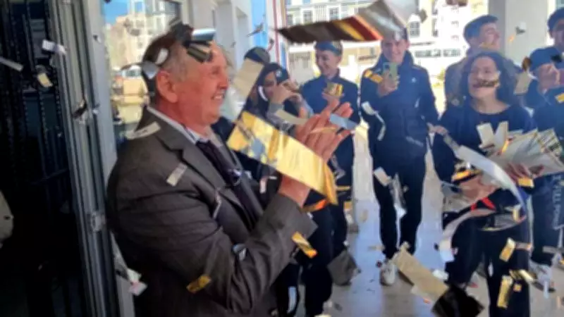 40 Yıllık Fizik Öğretmeni Halil İbrahim Akyüz, Öğrencilerinin Alkışlarıyla Emekliye Ayrıldı