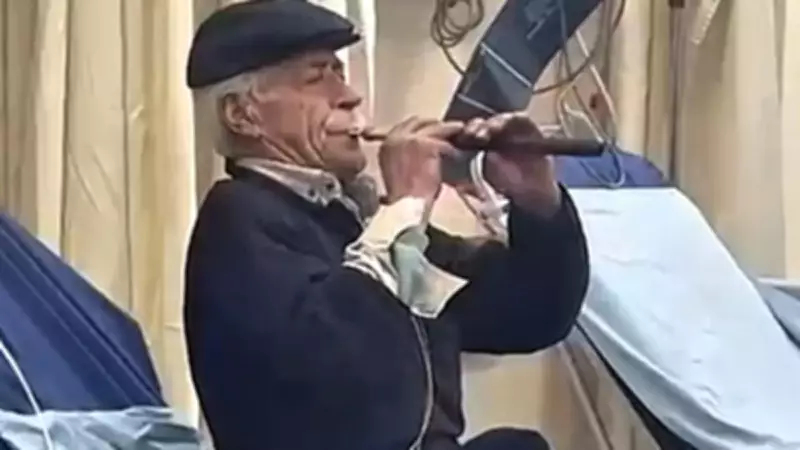 86 Yaşındaki Zurnacı Acil Serviste Zurna Çaldı: 'Acımı Hafifletiyor'