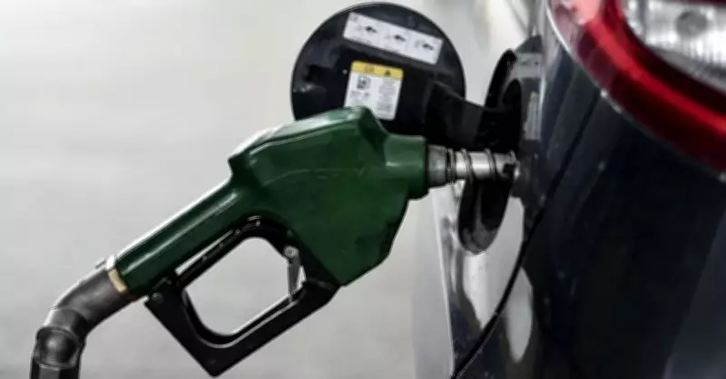 ABD'de Benzin Fiyatları 2022'den Sonra İlk Kez 5 Doları Aştı, Petrol Krizi Etkisini Gösteriyor