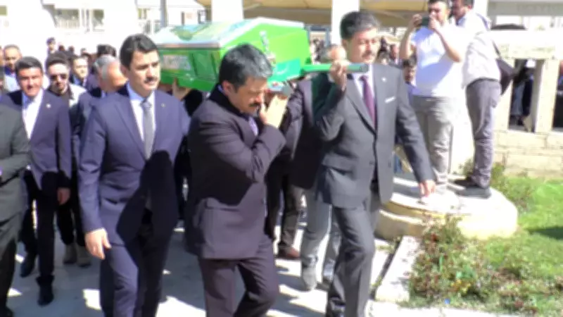 Adalet Komisyonu Başkanı Türker'in oğlu boğazına çilek kaçarak hayatını kaybetti