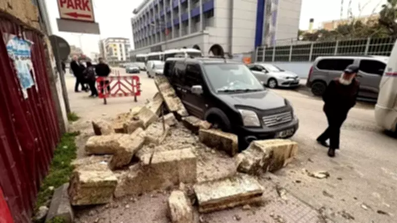 Adana'da Bahçe Duvarı Çöktü, Park Halindeki Araçta Büyük Hasar Meydana Geldi