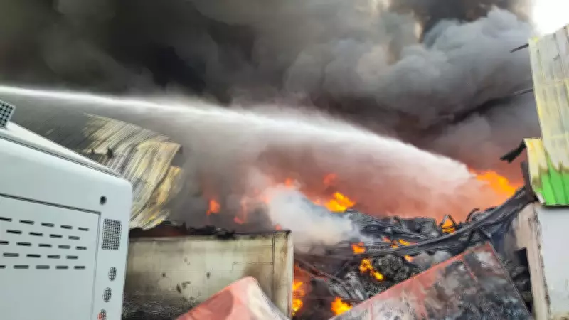 Adana'da Geri Dönüşüm Tesisinde Büyük Yangın: 5 İş Yerine Sıçradı