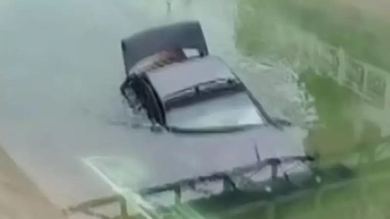 Adana'da Kontrolden Çıkan Otomobil Sulama Kanalına Düştü, Sürücü Yaralanmadan Kurtuldu