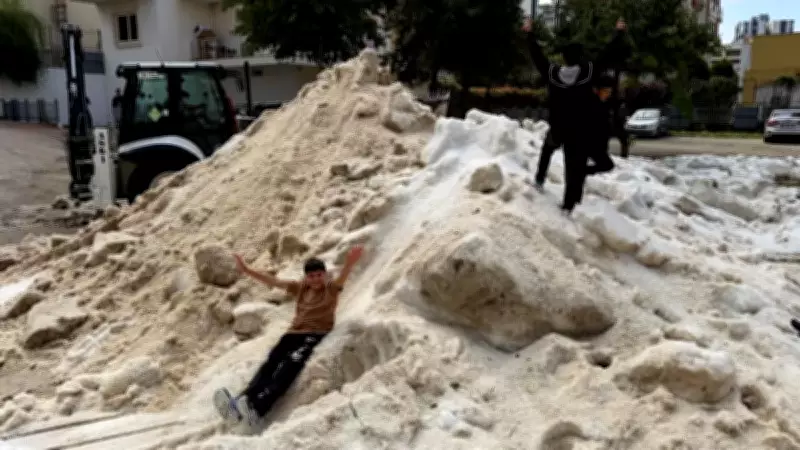 Adana'da Nisan Şoku: Dolu Yağışından Kalan Buz Kütlelerinde Çocuklar Kar Topu Oynadı