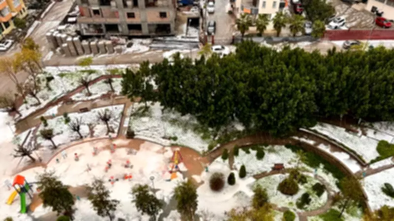 Adana'da Sağanak ve Dolu Felaketi: Araçlar Sulara Gömüldü, Duvar Yıkıldı