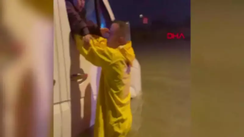 Adana'da Sağanak Yağışta Minibüste Mahsur Kalan Çocuklar İtfaiye Ekipleri Tarafından Kurtarıldı