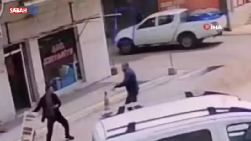 Adana'da Sandalyeyle Kendini Savunan Kişi Bıçaklandı: Dehşet Anları Kamerada
