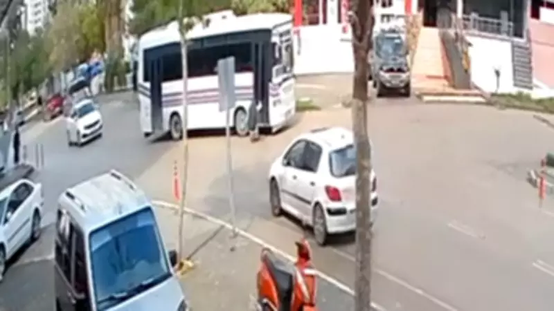 Adana'da Toplu Taşıma Faciası: Açık Kapıdan Düşen Yaşlı Adam Ağır Yaralandı