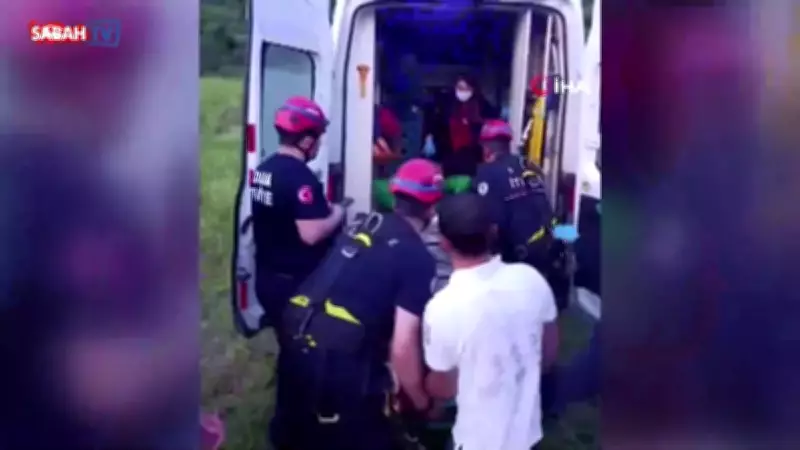 Adana'da yamaç paraşütü kazası: Ağaçta mahsur kalan paraşütçü kurtarıldı