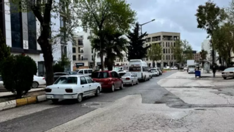 Adıyaman'da Refüjde Araç Parkı Trafiği Felç Ediyor, Vatandaşlar Denetim İstiyor