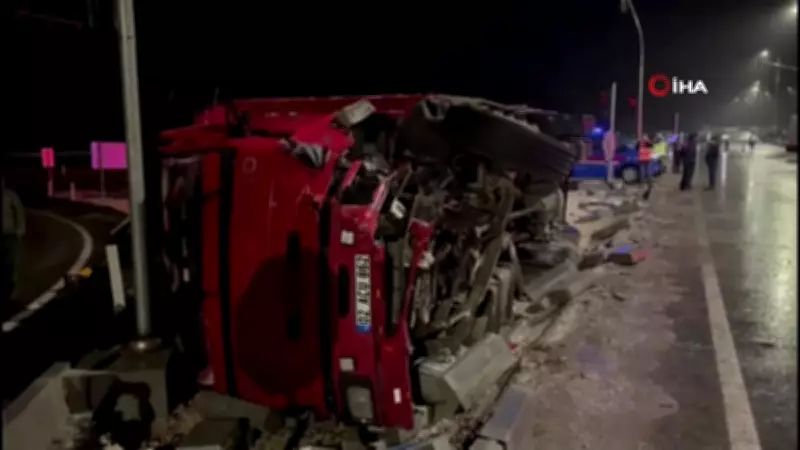 Adıyaman'da Zincirleme Trafik Kazası: İki Minibüs ve Kamyon Çarpıştı, 4 Yaralı