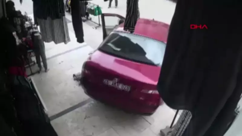 Afyonkarahisar'da El Freni Unutulan Otomobil Mağazaya Girmek Üzereyken Durduruldu