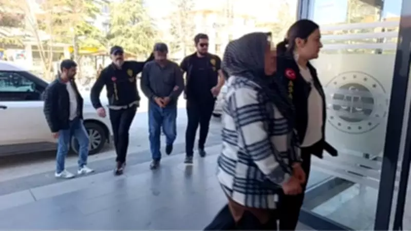 Afyonkarahisar'da Halı Çırpma Tartışması: Yaşlı Komşularını Öldüren Çift Tutuklandı