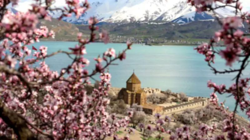 Akdamar Adası Badem Çiçekleriyle Baharın Renklerine Büründü