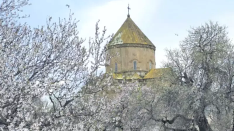 Akdamar Adası'nda Baharın Gelişiyle Doğa Canlandı