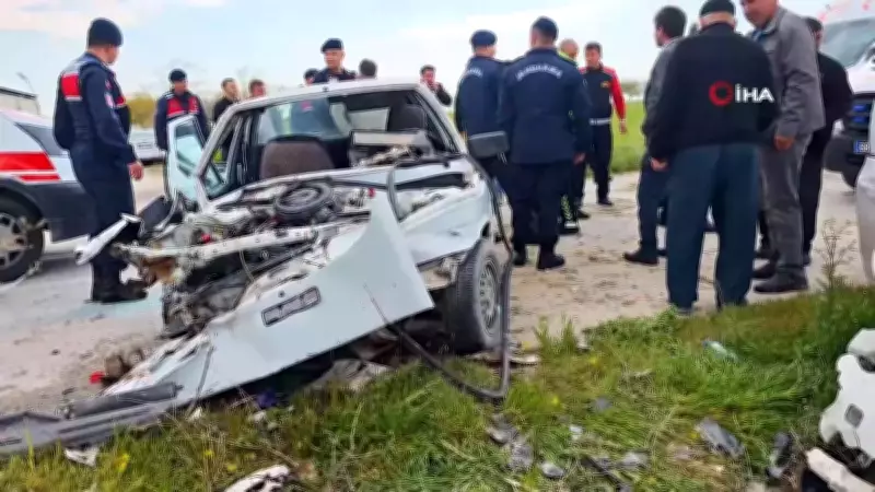 Aksaray'da iki otomobil kafa kafaya çarpıştı: 4 yaralı