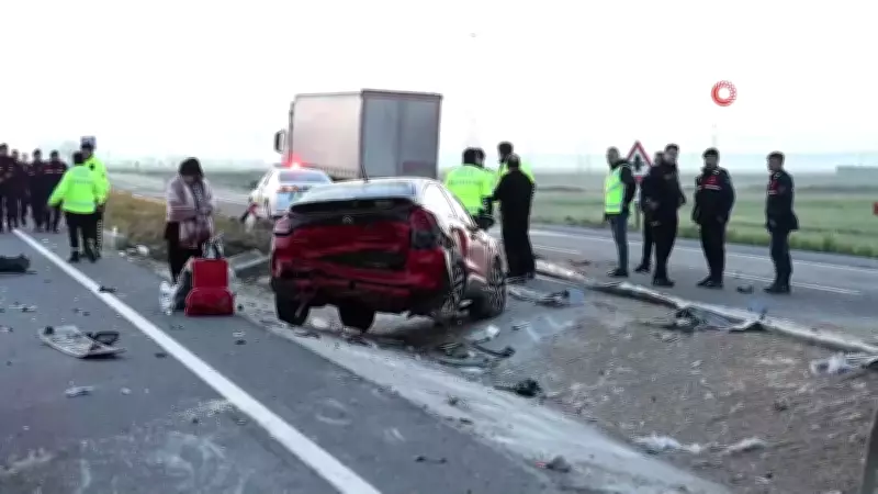 Aksaray'da TIR kazasına yardım eden araca çarpma: 6 yaralı