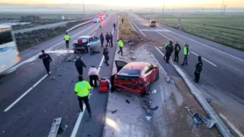 Aksaray'da tır devrildi, yardım için duran otomobile çarptı: 6 yaralı