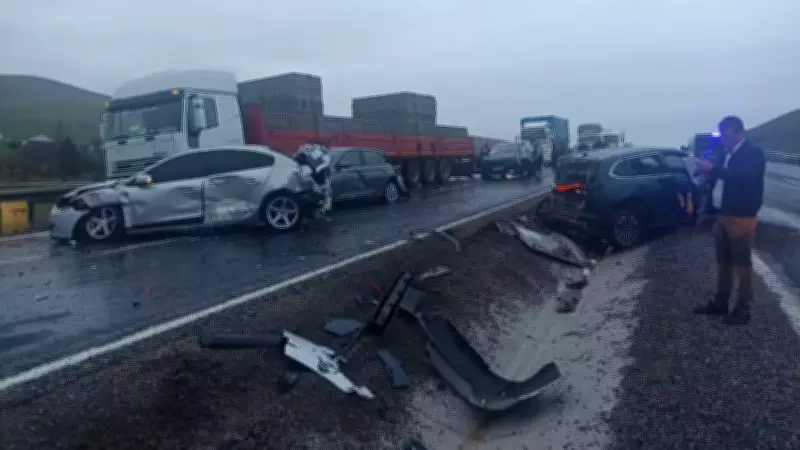 Aksaray'da Yağmurda Kontrolden Çıkan Otobüs 10 Araca Çarptı: 7 Yaralı