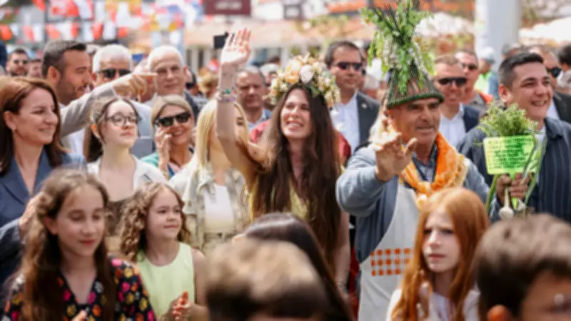 Alaçatı Ot Festivali'nde 23 Nisan Coşkusu: Renkli Kortej Yürüyüşü