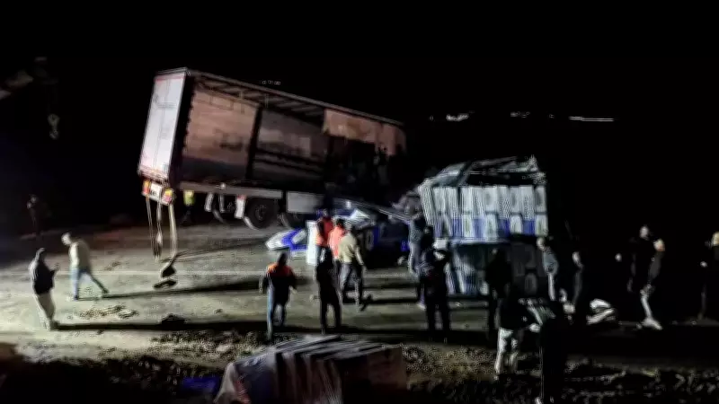 Alaca'da Tırın Devrilmesiyle Kapanan Ankara-Tokat Yolu 5 Saat Sonra Açıldı