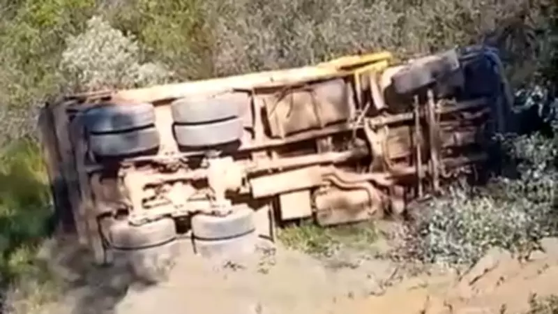 Alanya'da Kamyon Şarampole Devrildi: Sürücü Erol Yılmaz Hayatını Kaybetti