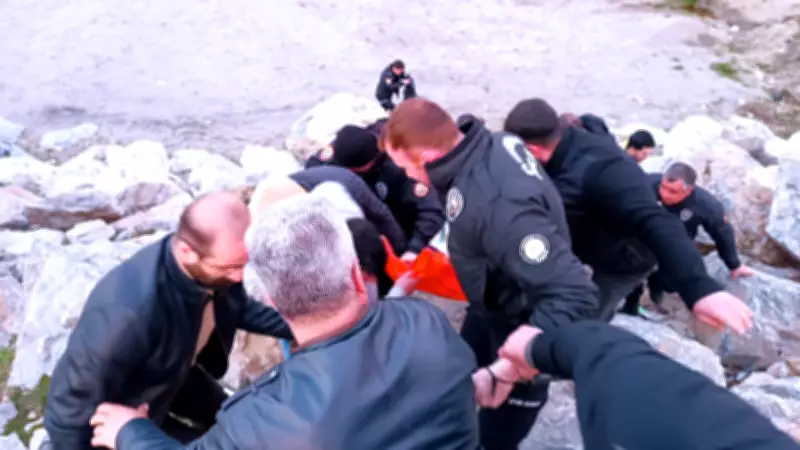 Alkollü Şahıs Van Gölü'ne Girdi, Polisler Soğukta Kahramanca Kurtardı