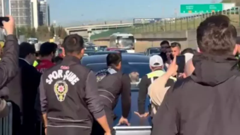 Alkollü Galatasaraylı Taraftar Polis Aracının Üzerine Sürdü