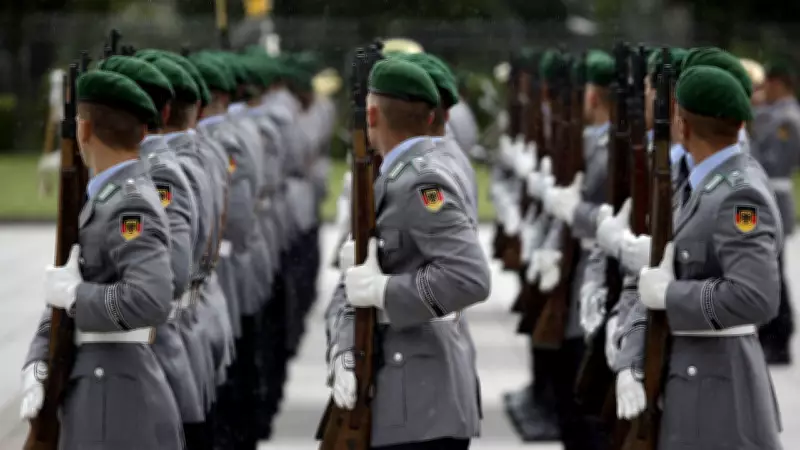 Almanya'da Askerlik Yaşındaki Erkekler İçin Yeni Kural: Uzun Süreli Yurtdışı Çıkışlarında İzin Zorunlu