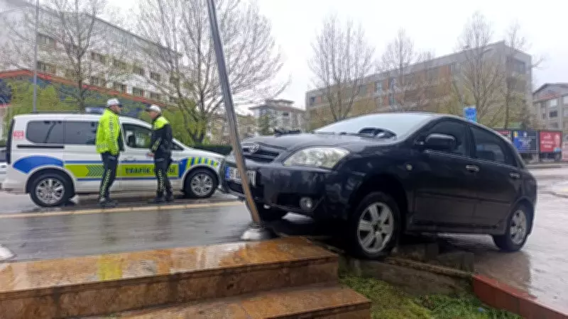 Amasya'da Kontrolden Çıkan Otomobil Duraktakileri Tehlikeye Attı