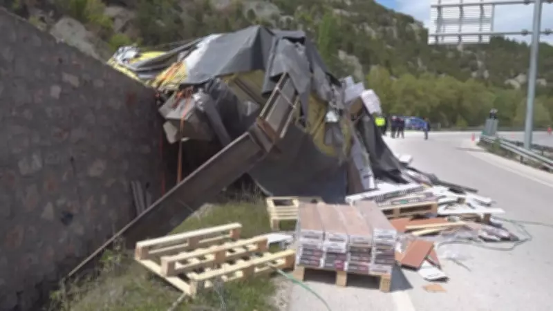 Amasya'da Parke Yüklü TIR Devrildi: Sürücü Hayatını Kaybetti