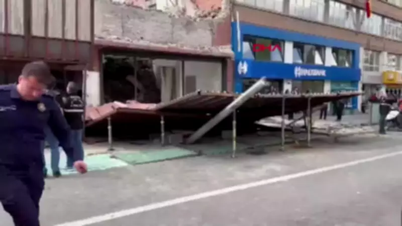 Ankara Ulus'ta yıkım sırasında platform çöktü: Caddeye devrildi