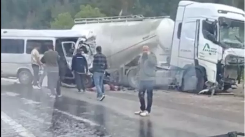 Antalya-Isparta Yolunda Feci Kaza: 7 Kişi Hayatını Kaybetti, 7 Kişi Yaralandı