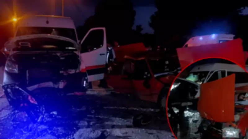 Antalya Manavgat'ta tur minibüsü ile otomobil çarpıştı: 4 yaralı