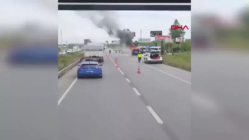Antalya Serik'te seyir halindeki hafif ticari araçta yangın