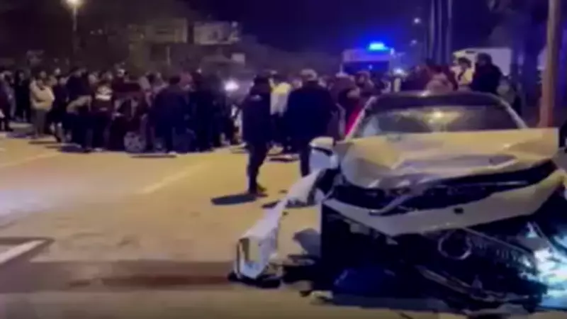 Antalya'da Feci Trafik Kazası: Araç İkiye Bölündü, 1 Ölü 5 Yaralı