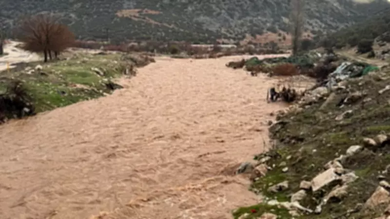Antalya'da Şiddetli Sağanak Tarım Arazilerini ve Seraları Vurdu