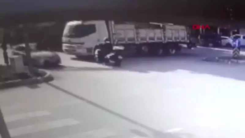 Antalya'da Korkunç Kaza: Kamyondan Savrulan Demirler Otomobilin Tavanını Deldi