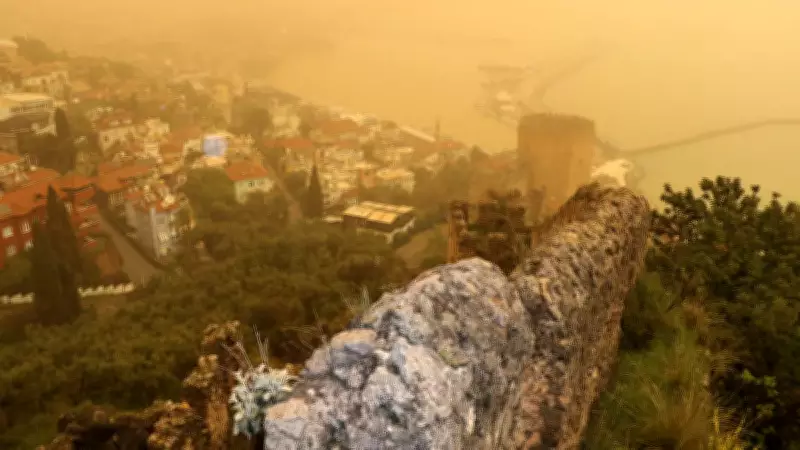 Antalya'da Çöl Tozu Hayatı Felç Etti: Görüş Mesafesi Düştü, Gökyüzü Griye Büründü