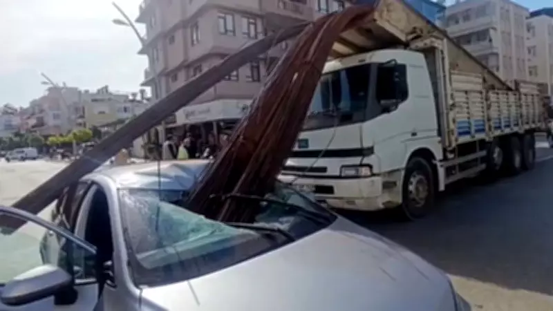 Antalya'da Mucize Kurtuluş: İnşaat Demiri Otomobilin Tavanını Deldi